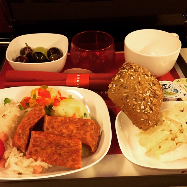 Die  mault zwar immer über das Essen im , ich finde, dass das doch ganz lecker aussieht nomnom